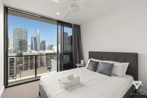 KOZYGURU SOUTH BRISBANE KOZY 2 BEDROOMS APT + FREE PARKING BRISBANE ONE QSB001-1203 - Image 2