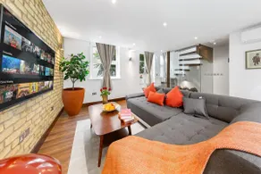 Elegant Mews Retreat by Harrods - Image 3
