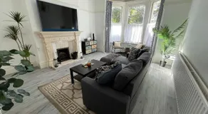 Spacious Flat! Sleeps 7, Pet Friendly and Parking - Image 2