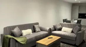 Ideal Heathrow Base 2BR 2BA Apt in Hounslow - Image 4