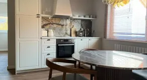 Art and Elegance, Family Friendly 2Bedroom Apartment near Frankfurt Airport, Free Parking - Image 4