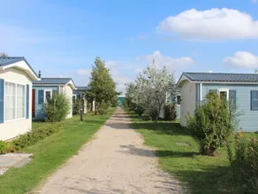 Spacious chalet with a terrace at 200 m. from the beach - Image 2