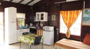 Dolphin Inn Guesthouse & Apartments - Image 5