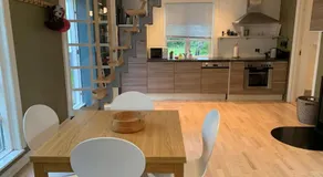 Modern 2 bedroom cottage close to airport and town - sleeps 8 - Image 3