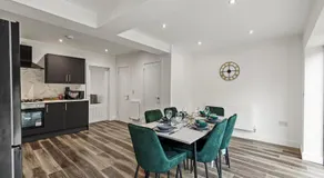 Walsall - 4 Bedroom House, Wi-Fi, Garden , Sleeps 8 - JRR Stays - Image 2