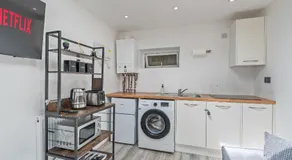 Modern guest house Free Parking - Image 5