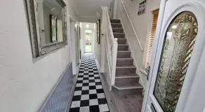 Exquisita habitación en casa de familia apropiada para familias con jardín | Vistas al jardín - Image 4