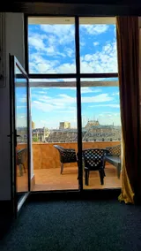 Central Penthouse Studio with BBQ & Jacuzzi - Image 3