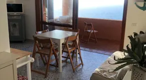 Appartement 'Il Belvedere Di Achille' avec vue sur mer, terrasse privée et climatisation - Image 2