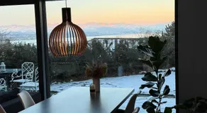 Spacious apartment with lake view and garden - Image 4