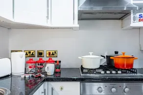 London 2 Bed Apartment With Free WiFi - Image 5