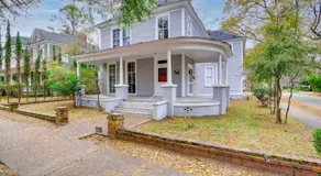 Cozy 1 Bed Historic Elmwood Park-Centennial House - Image 3