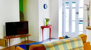 “Dragons Den” Centrally located Modern Apartment - Image 2