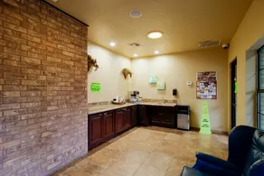 OYO Pinewood Inn & Suites Silsbee - Image 4