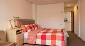 Stylish Studio with SuperKing Bed - Image 2