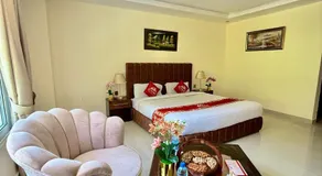 Iconic Hotel & Restaurant - Image 2