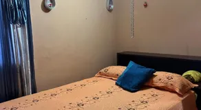 Serenity Escape, Cozy Stay w Secure Parking - Image 5