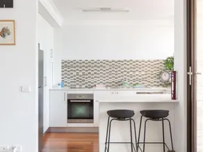 Beachfront Manly Apartment With Balcony  Parking - Image 3