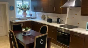 3 Bed House in Kildare Sleeps 9 with Parking - Image 3