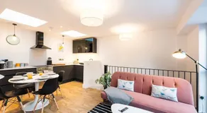 The Upside Down Eco House - Free parking with no height restrictions - Image 4