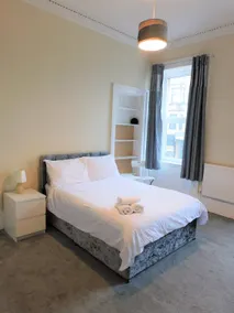 Comfortable 4 bed Apt in Paisley Next to Station - Image 5