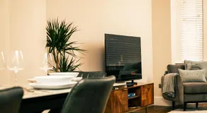Luxury 3BD Manchester Home with Games Room Sleeps 10 - Image 4