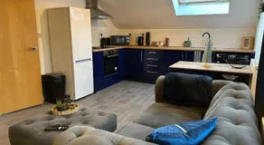 Parkway Court - Two bedroom, two bathroom open plan apartment - Image 5