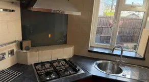 Entire 2 Bed House in London Area - Parking - Sleeps 5 - Image 4