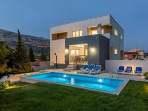 Modern & Stylish Villa with Private Pool - Image 5