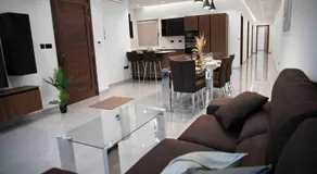 Flat 1, Large 3 bedroom Apartment, near Beaches and Countryside, Sleeps 11 - Image 2