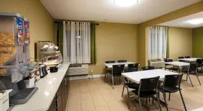 Super 8 by Wyndham St Charles - Image 3