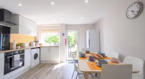 Stylish Stirling home with stunning views - Image 2