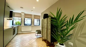 Queen Annes court luxury apartment on high street - Image 4