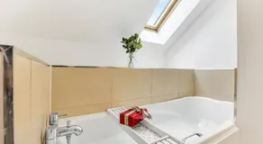 Comfortable 3-Bed Dormer Bungalow Family & Business Friendly - Image 3