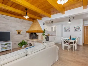 Stylish villa with swimming pool and garden - Image 2