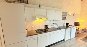 Bungalow con terraza y jardín - Image 4