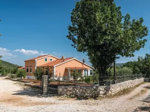 Tranquil Holiday Home in Veliki Broćanac with Swimming Pool - Image 2