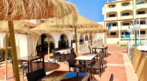 Ferienwohnung „Les 3 Dauphins“ mit Pool und Meerblick - Image 4