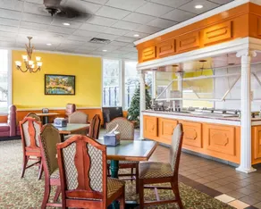 Days Inn by Wyndham Hinesville Near Fort Stewart, Newly Renovated, Free Hot Breakfast, Restaurant and Bar - Image 4
