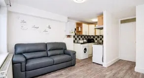 Elegant Flat 2 Min Walk to Watford Junction - Image 2