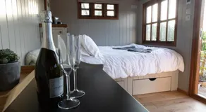 Shepherds Hut de lujo con jacuzzi en una zona rural cerca de Bath + Bristol - Image 2