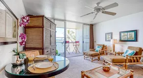 Charming Wailua Bay View Oceanfront Top Floor With an Amazing View! - Image 2