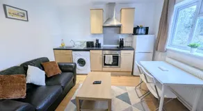 Chandlers Ford 2-bedroom with Free Parking - Image 2