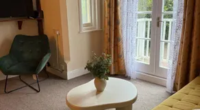 Charming Apartment in Peaceful Basingstoke Setting - Image 2