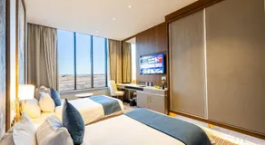 Five Seasons Hotel - Image 2