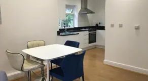Beautiful 1 BED Serviced APARTMENT COBHAM Town Centre - Image 3