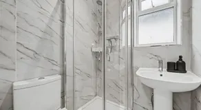 London Gem - Private Parking & Patio, 7m to Station - Image 4