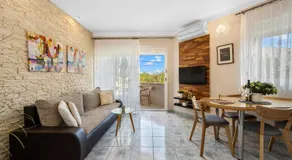 Aquarius Apartments - Beachside with Heated Pool - Image 3