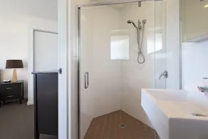 Northview 2 - Modern 2BR Townhouse l Lake View l Central Location l Spa Bath l WiFi - Image 5