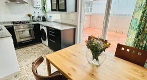 Céntrica vivienda con dos camas de matrimonio y free parking - Image 2
